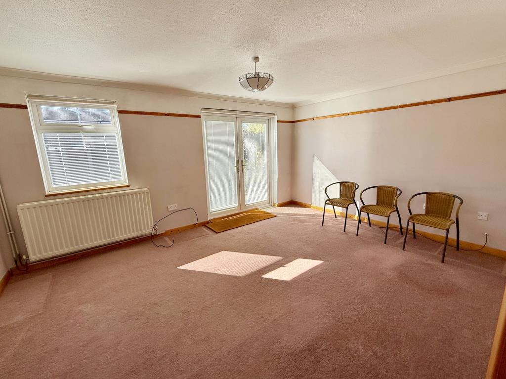 Lot: 178 - THREE-BEDROOM END-TERRACE HOUSE - Living room